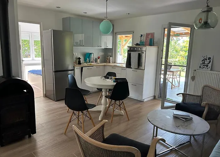 Kisvirag Vendeghaz 度假居 *